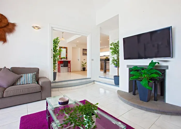 Private Villa Quiquere - Great 4 Bedroom Puerto Calero Villa With Heated Pool Hot-Tub