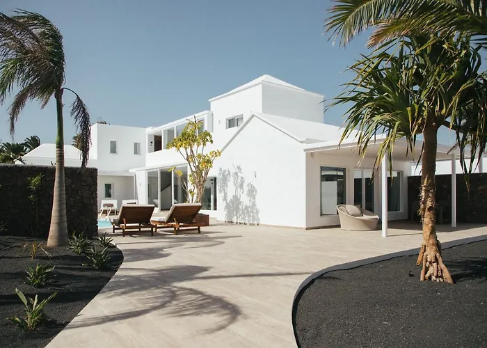 Costa Teguise Dog Friendly Hotels near Aquapark Costa Teguise